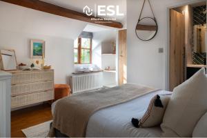 ein weißes Schlafzimmer mit einem Bett und einer Kommode in der Unterkunft Luxurious 2 Bedroom Countryside Hot Tub Retreat in Stiperstones in Shelve