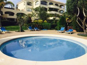einem großen Pool vor einem Gebäude in der Unterkunft Vista Hermosa Marbella in Marbella