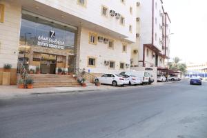 un edificio con auto parcheggiate di fronte a un negozio di فندق المربع السابع Seventh Square Hotel a La Mecca