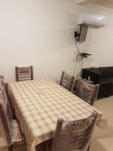 a dining room with a table and chairs and a television at Descanso, Tranquilidad y Aventura en Acapulco in La Sabana