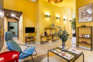 ein Wohnzimmer mit gelben Wänden sowie einem Tisch und Stühlen in der Unterkunft Amazinn Places EVIapartments in Valencia