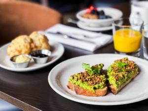 uma mesa com três pratos de comida numa mesa em Richmond Marriott em Richmond