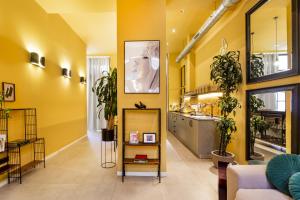 Amazinn Places EVIapartments في فالنسيا: غرفة معيشة بجدران صفراء ونباتات خزفية