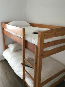 ウィッサンにあるAu Petit Wissantの二段ベッド2組が備わる客室です。
