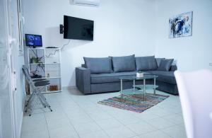 ein Wohnzimmer mit einem Sofa und einem Tisch in der Unterkunft Zorbas House in Iraklio