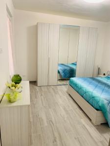 a bedroom with a bed and a desk and a mirror at La casa nel verde con piscina in Polverara