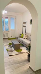 a living room with a couch and a table at La casa nel verde con piscina in Polverara