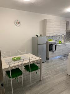 Virtuvė arba virtuvėlė apgyvendinimo įstaigoje La casa nel verde con piscina