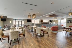 a restaurant with tables and chairs and a bar at SpringHill Suites by Marriott Cheraw in Cheraw