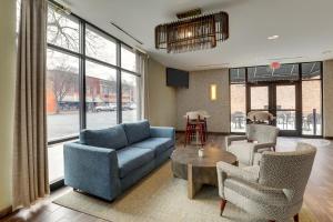 ein Wohnzimmer mit einem blauen Sofa und Stühlen in der Unterkunft SpringHill Suites by Marriott Cheraw in Cheraw