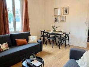 - un salon avec un canapé et une table dans l'établissement T2 Le Moderne • Netflix • Parking • Gare, à Évreux