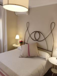 1 dormitorio con cama blanca y cabecero negro en Exclusivo Zahara Urb Bahia de la Plata, en Zahara de los Atunes
