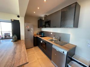 a kitchen with a sink and a counter top at Le Turgot, proche thermes in Thonon-les-Bains