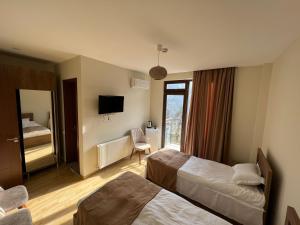 Rúm í herbergi á Hotel Khulo lnn