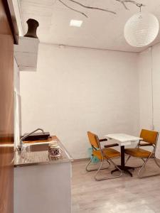 cocina con mesa y sillas en una habitación en Casita cerca de T1 y T2 del aeropuerto y Foro Sol, en Ciudad de México