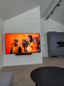 TV de pantalla plana colgada en la pared de una habitación en Torghatten bnb, en Brønnøysund