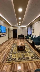 Ad Deir Guesthouse في وادي موسى: غرفة معيشة مع أريكة وطاولة