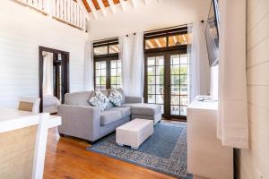 een woonkamer met een bank en een tafel bij Paradise Cottage 3 bedroom 4 beds, 1 Full Bath - Private in San Pedro