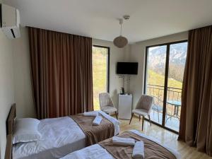 Rúm í herbergi á Hotel Khulo lnn
