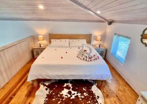 Boathouse La Bougainvillea cottage tesisinde bir odada yatak veya yataklar