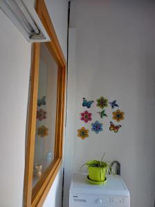 una habitación con mariposas en la pared y una planta en Forty Three #1, 2, en Victoria