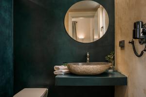 een badkamer met een wastafel en een spiegel bij FRG Villas - Villa Volare in Kefallonia
