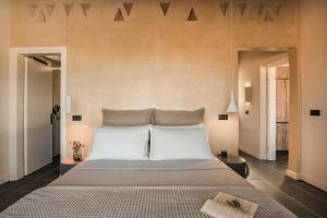 een slaapkamer met een groot bed met witte kussens bij FRG Villas - Villa Volare in Kefallonia