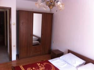 Postel nebo postele na pokoji v ubytování Apartmani Čempres Senj
