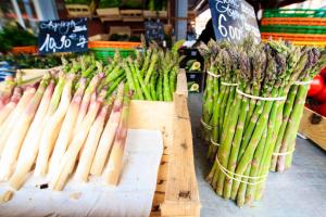 a display of asparagus in a market with sidx sidx sidx bij Appartement de prestige – rue des Arts in Toulouse