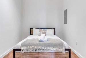una camera bianca con un grande letto con cuscini bianchi di 30 S 7th St Unit 3 LUXURIOUS Million Dollar Condo Elevator Parking Location a Philadelphia