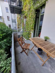 d'une table en bois et d'une chaise sur un balcon. dans l'établissement Cosy Apartment City Center, à Leipzig