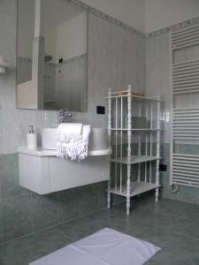 Baño con 2 lavabos y espejo en La Foresteria di Borgogelsi Apartments, en Sanguinetto