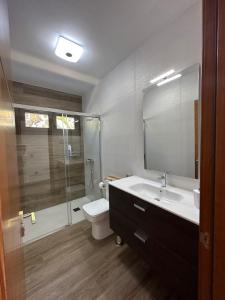 uma casa de banho com um lavatório, um WC e um chuveiro em Casa Isidro em Haría