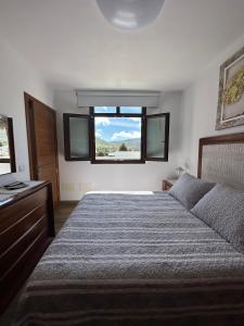 Un dormitorio con una cama grande y una ventana en Casa Isidro, en Haría