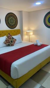 1 dormitorio con 1 cama grande con manta roja en Hotel Bogota Resort, en Bogotá