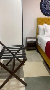 1 dormitorio con cama y silla de madera en Hotel Bogota Resort, en Bogotá