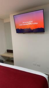 TV de pantalla plana en la parte superior de una pared en Hotel Bogota Resort, en Bogotá