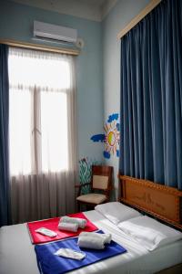 una camera da letto con un letto e asciugamani di Apartment on Chubinashvili 30 a Tbilisi City