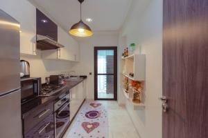 uma cozinha com estoveasteryasteryasteryasteryasteryasteryasteryasteryasteryasteryastery em Cozy 2-bedroom apartment in Gueliz, Marrakech em Marraquexe