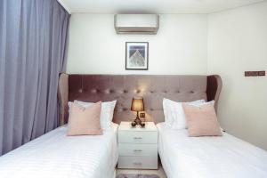 dwa łóżka siedzące obok siebie w sypialni w obiekcie Cozy 2-bedroom apartment in Gueliz, Marrakech w Marakeszu