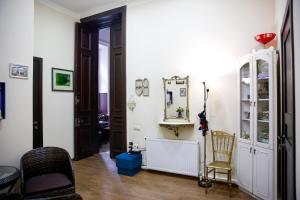 una stanza con specchio, tavolo e sedie di Apartment on Chubinashvili 30 a Tbilisi City