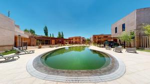 a swimming pool in the middle of a courtyard at Liniers Green Apartments in Chacras de Coria