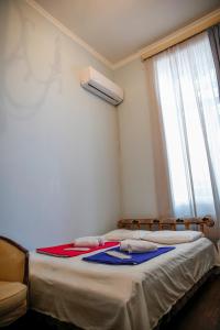 una piccola camera con un letto e una finestra di Apartment on Chubinashvili 30 a Tbilisi City
