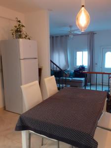 una cucina e una sala da pranzo con tavolo e sedie di Casa Verde ad Aljezur
