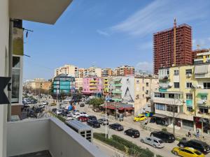 Blick auf eine Straße mit Autos und Gebäuden in der Unterkunft Adore - Modern Apartment in Tirana