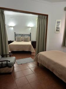 Cette chambre comprend 2 lits et une fenêtre. dans l'établissement Copacabana Residencial, à Costa da Caparica