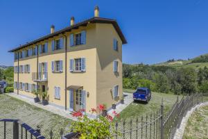 サント・ステファノ・ベルボにあるVigna Dell'Acquaの黄色の家