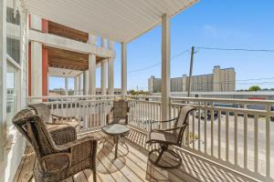 Balkoni atau teres di Teal Waters Gulf View with Private Pool