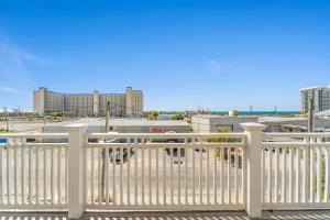 Balkoni atau teres di Teal Waters Gulf View with Private Pool