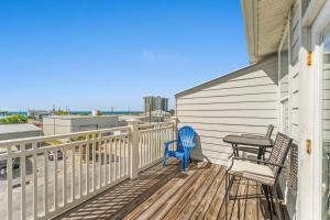 Balkoni atau teres di Teal Waters Gulf View with Private Pool